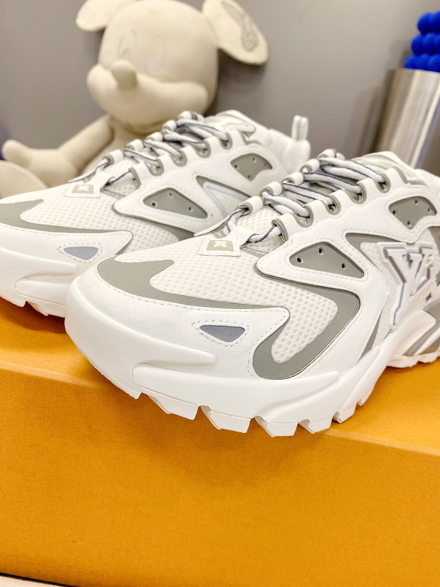 L0vis Vuittion LV Runner Tatic Sneaker White For Men LV 1A9TUZ