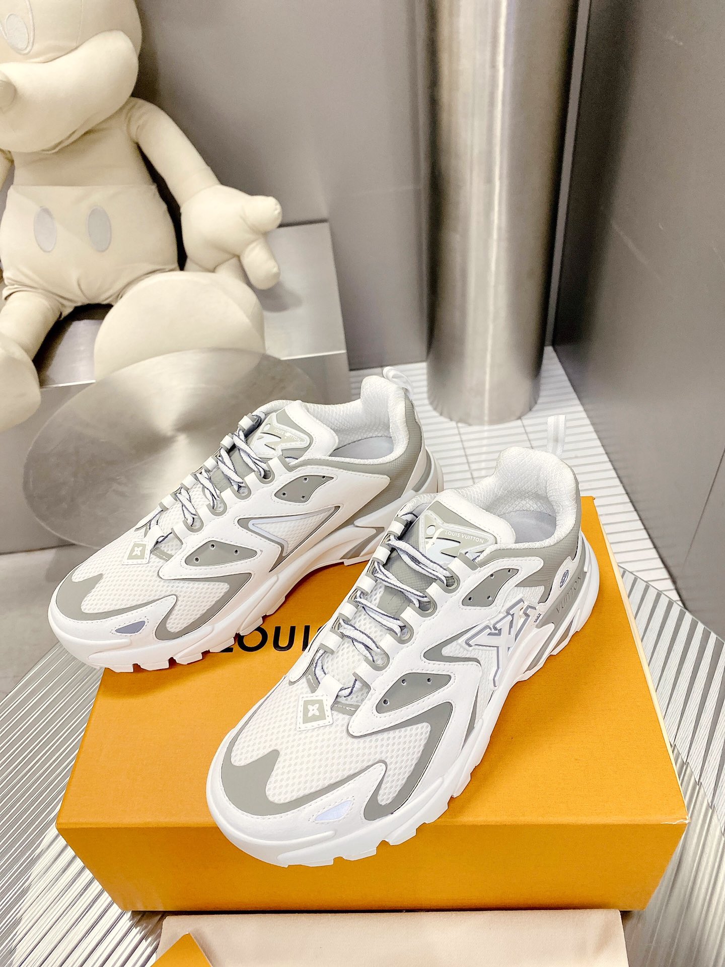 L0vis Vuittion LV Runner Tatic Sneaker White For Men LV 1A9TUZ