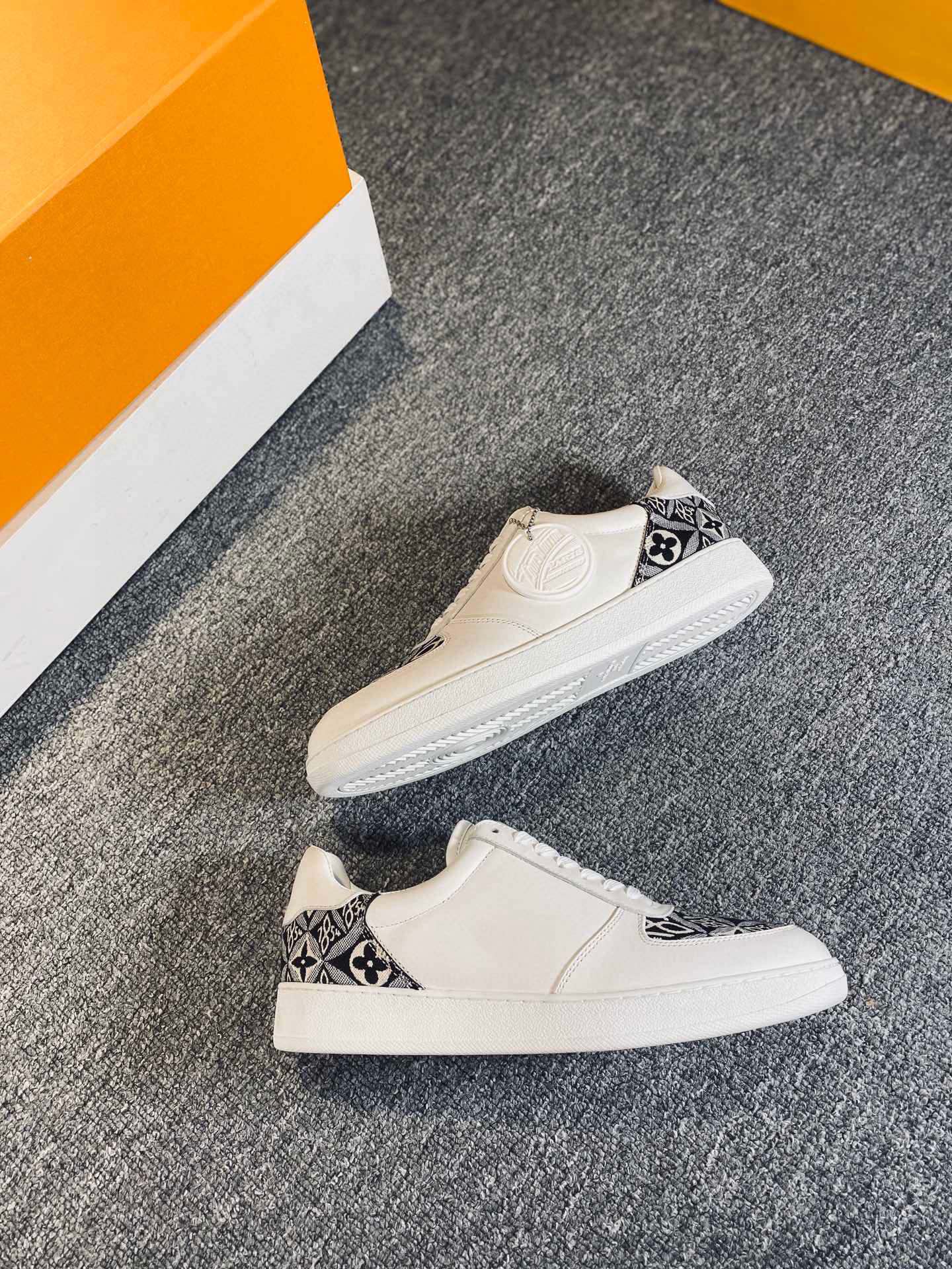 L0vis Vvtt0n Rivoli Sneaker Gray And White For Men LV