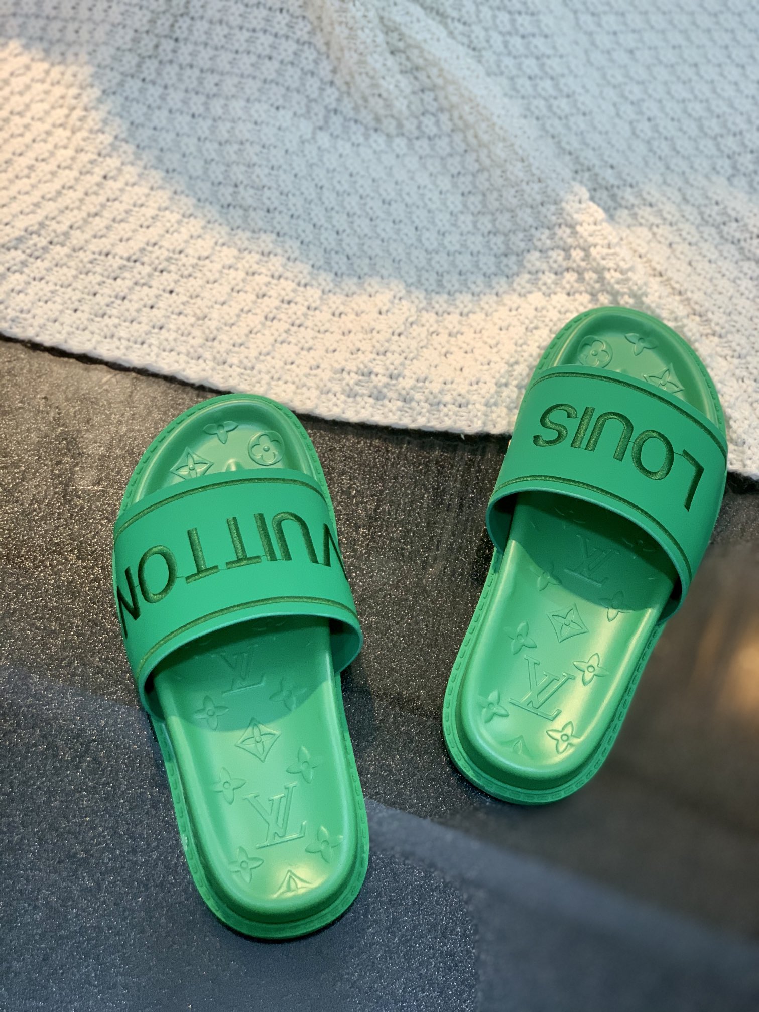 L0vis Vvtt0n Women’s Pool Pillow Flat Comfort Mule Green For Women LV
