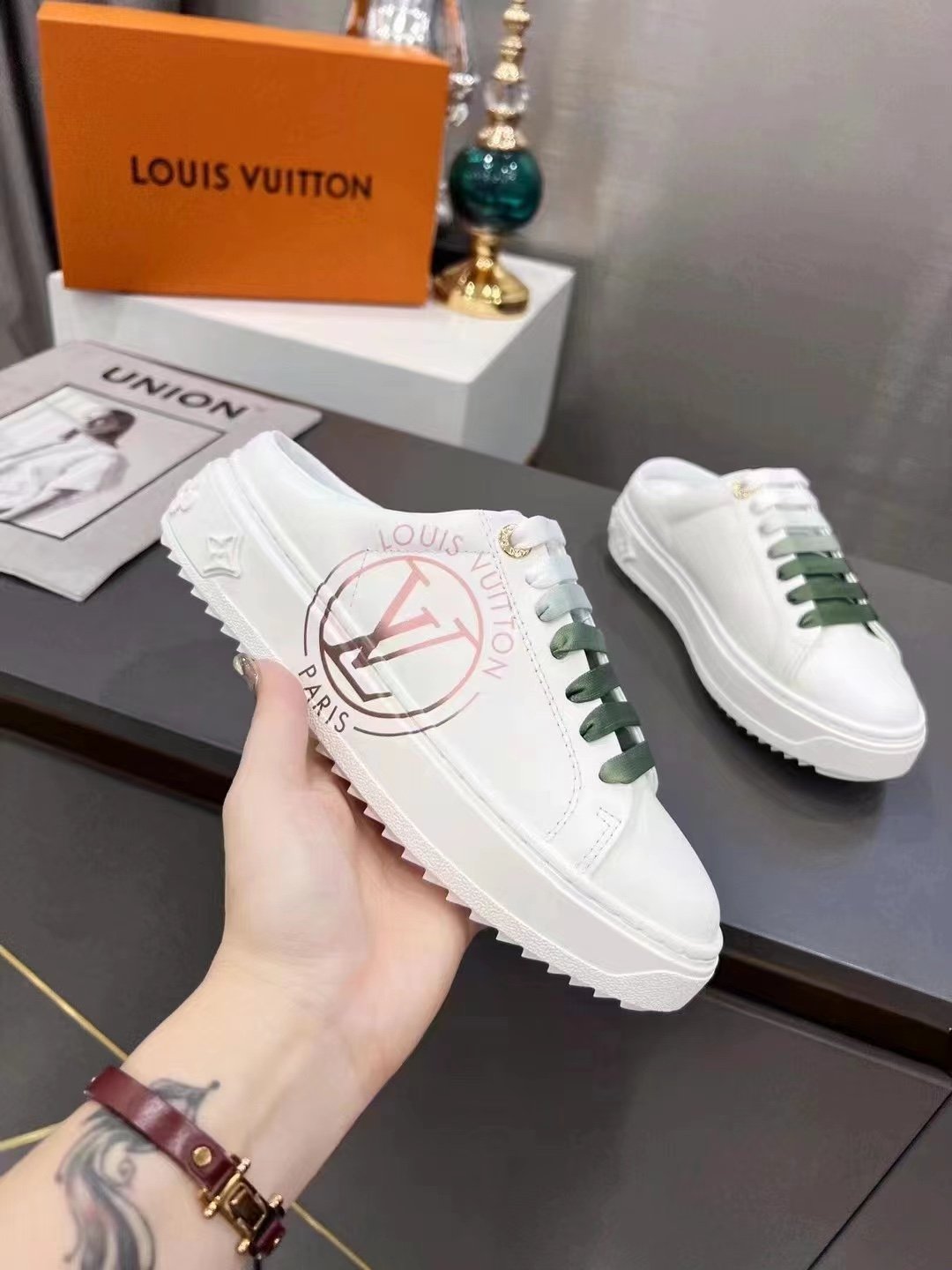 L0vis Vvtt0n Women’s Time Out Open-Back Sneaker Green For Women LV 1AA1CZ