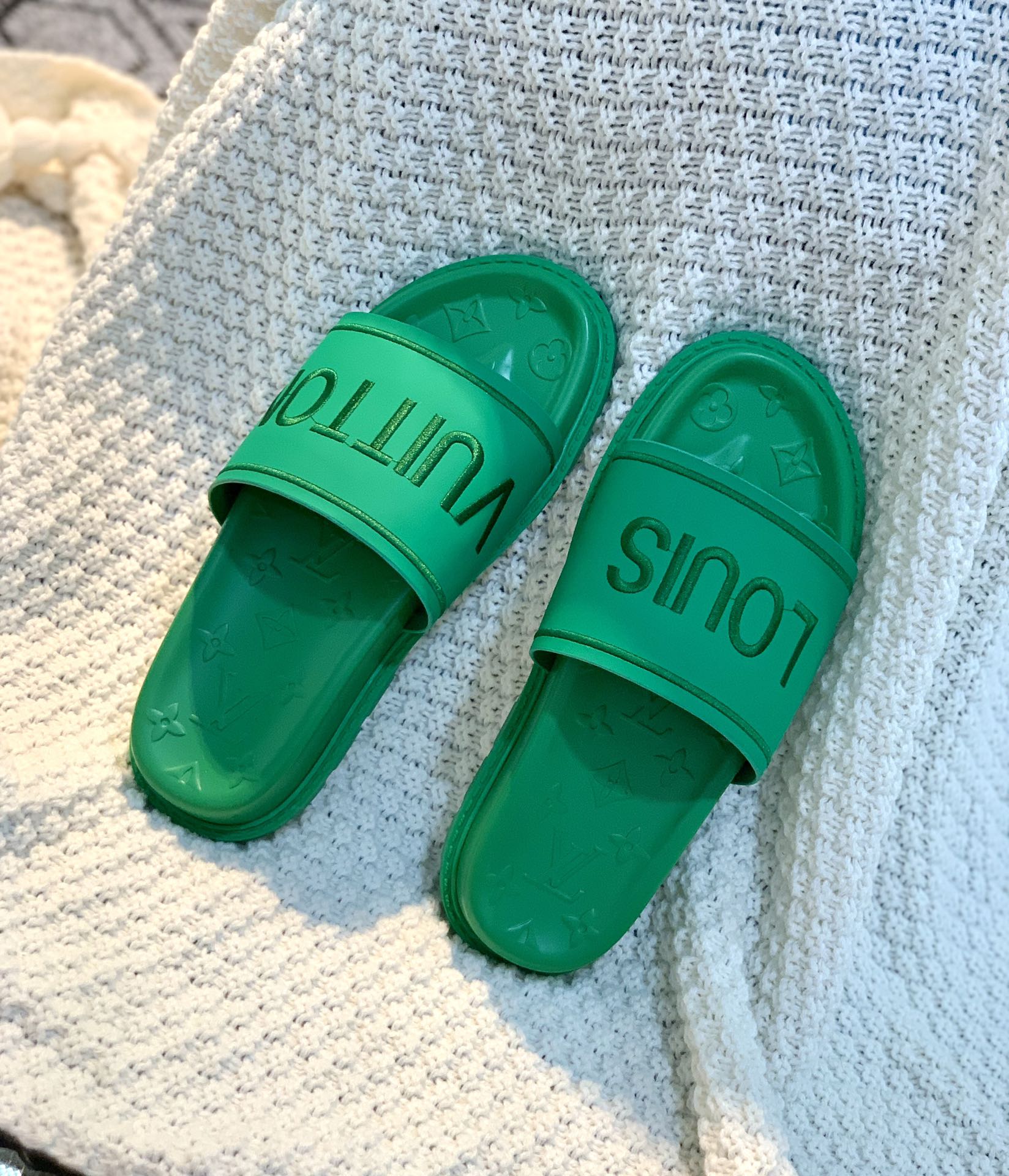 L0vis Vvtt0n Women’s Pool Pillow Flat Comfort Mule Green For Women LV