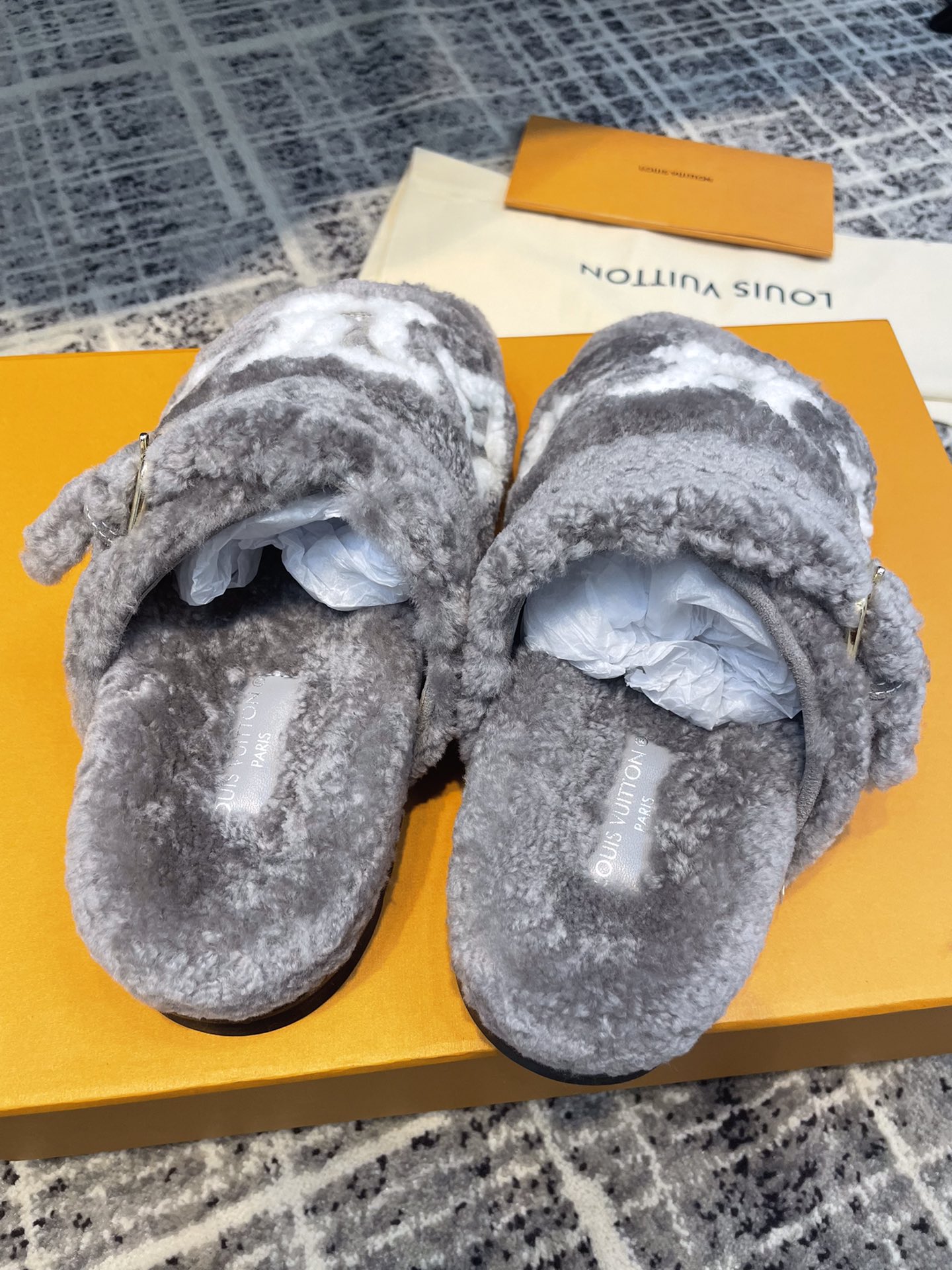 L0vis Vvtt0n Women’s Paseo Flat Comfort Mule Grey For Women LV