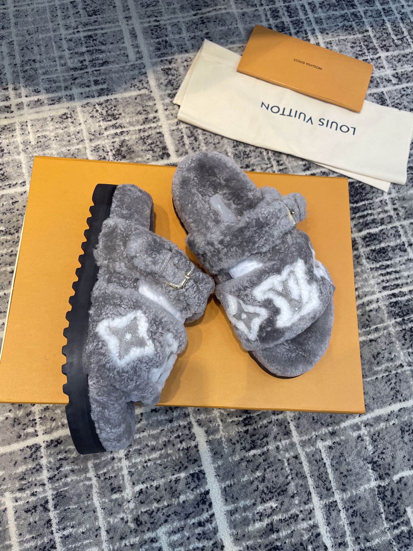 L0vis Vvtt0n Women’s Paseo Flat Comfort Mule Grey For Women LV