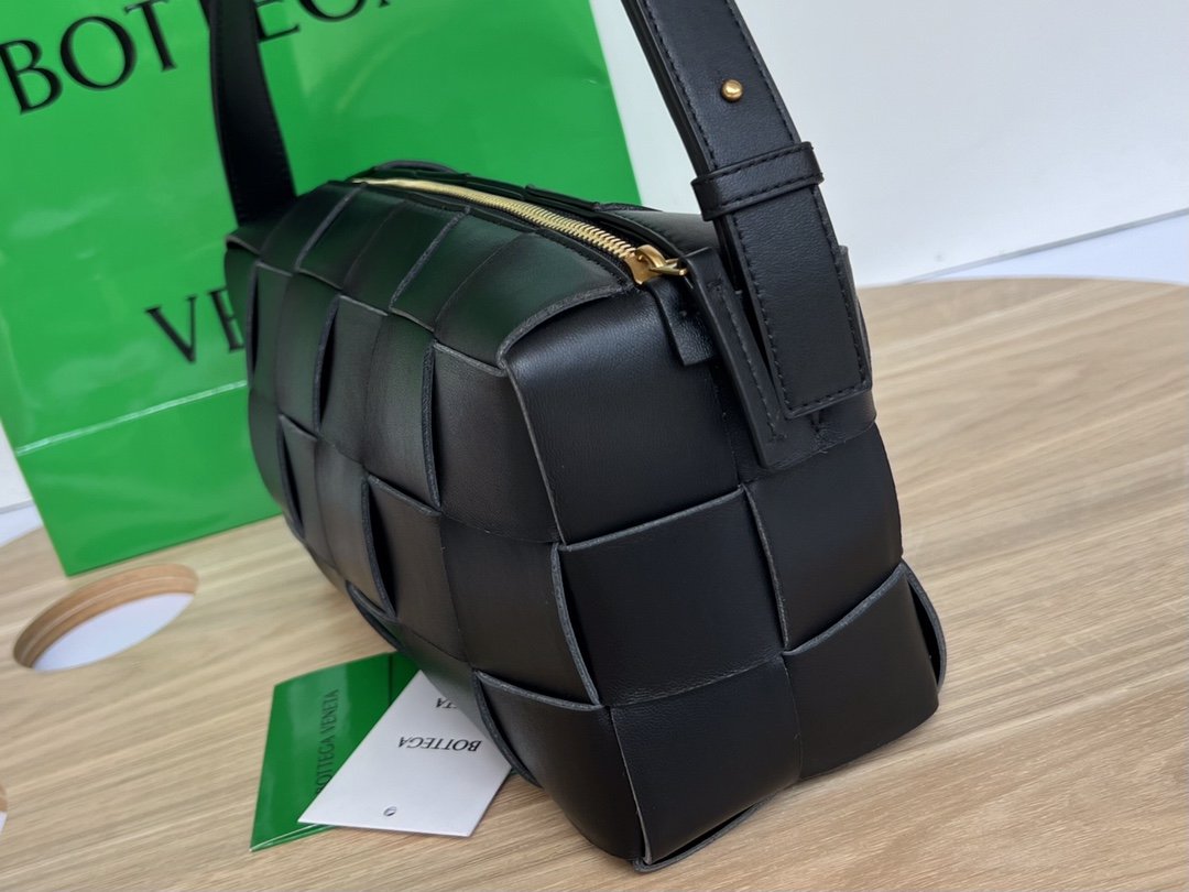 B0tt*ga Ven*ta Brick Cassette Black, For Women, Women’s Bags 11in/28cm