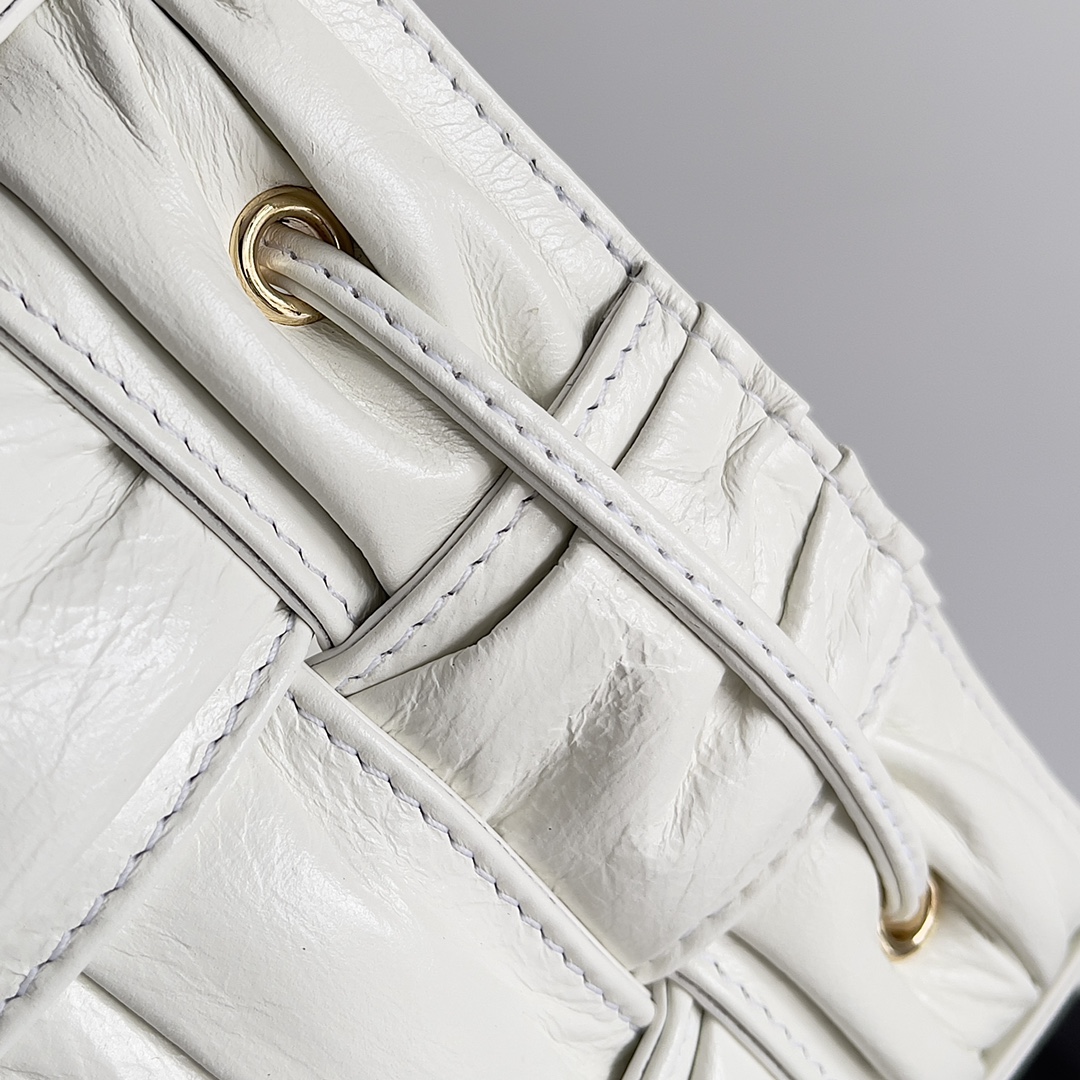 B0tt*ga Ven*ta Small Cassette Bucket Bag White, For Women, Women’s Bags 7.1in/18cm 717187V2FY39009