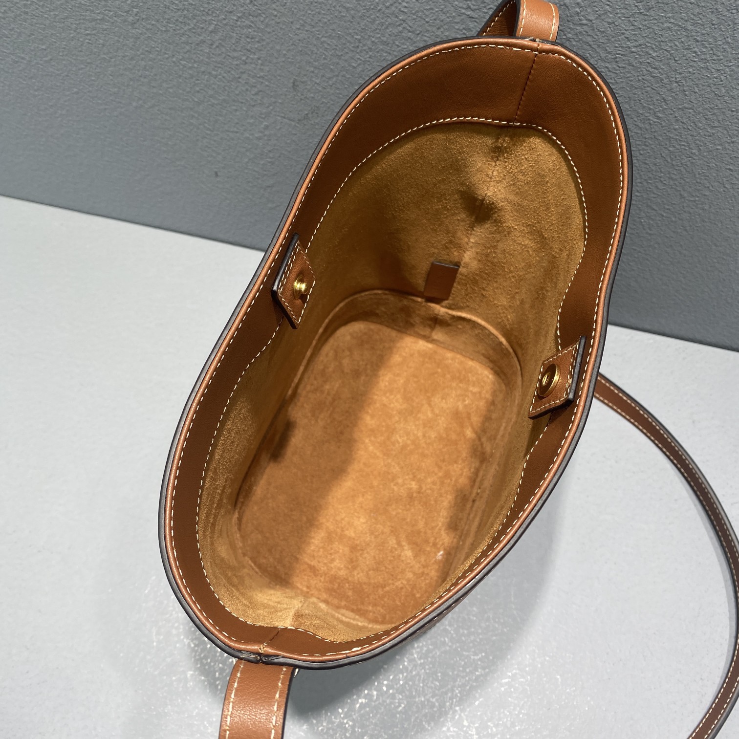 Ce1i*e Small Bucket Cuir Triomphe Brown For Women 9in/22cm 198243DU3.04LU