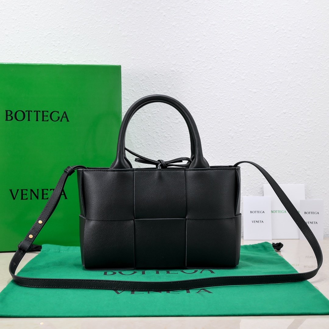 B0tt*ga Ven*ta Mini Arco Tote Bag Black, For Women, Women’s Bags 9.8in/25cm 709337VCP118425