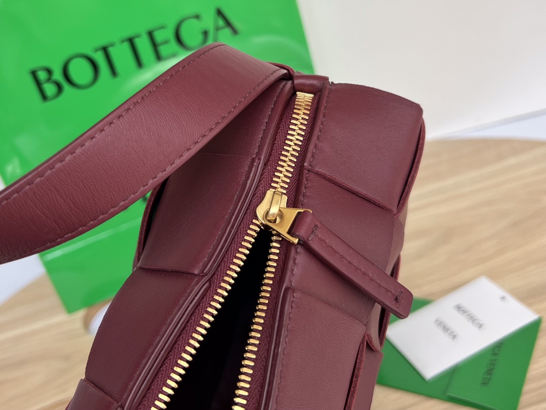 B0tt*ga Ven*ta Brick Cassette Red, For Women, Women’s Bags 11in/28cm