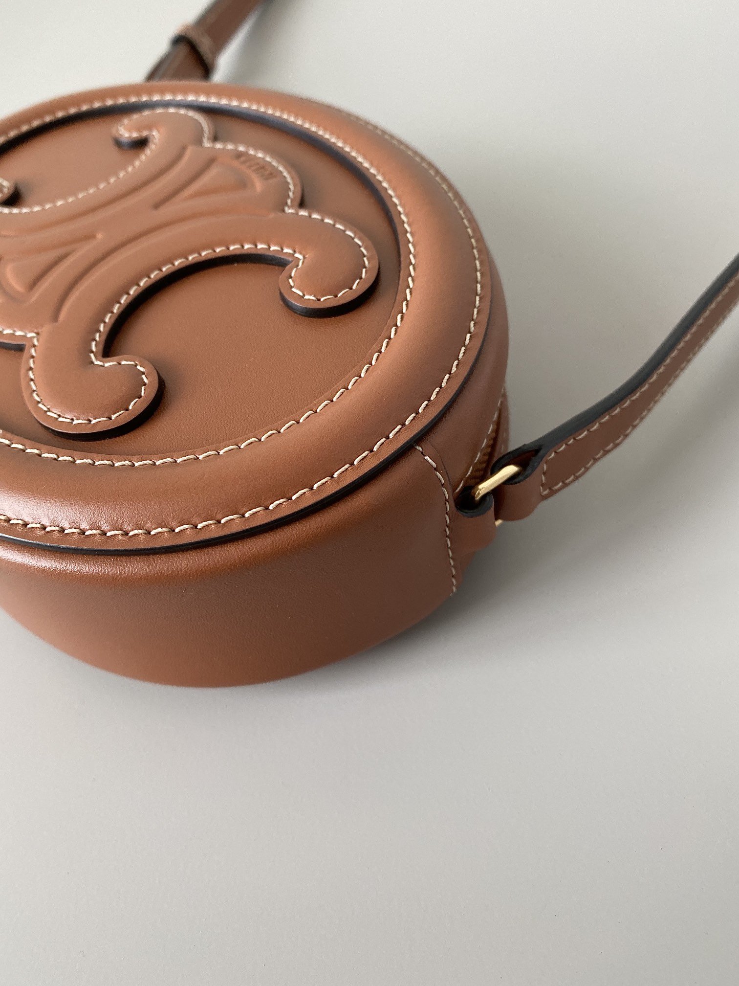Ce1i*e Crossbody Oval Purse Cuir Triomphe Brown For Women 6in/16cm 10I703DPQ.04LU