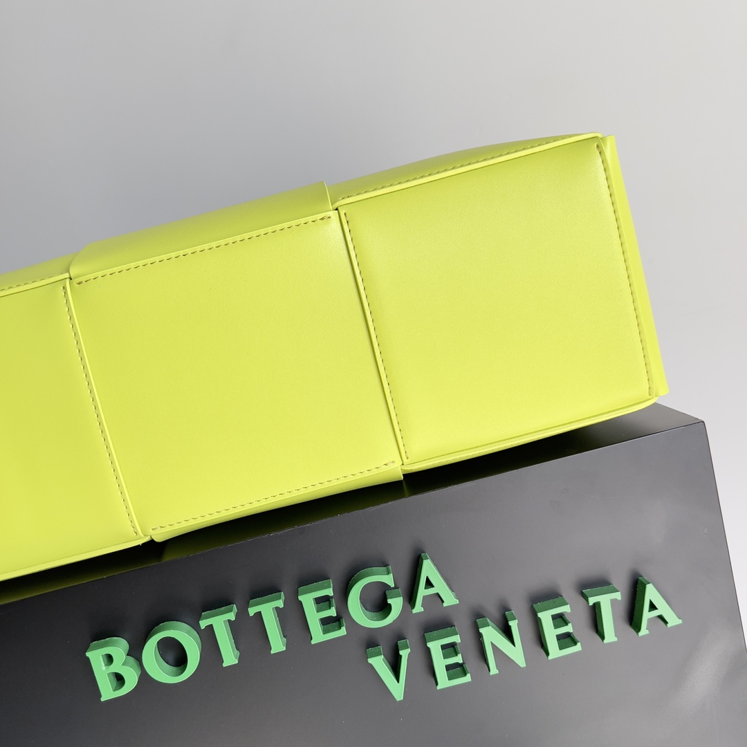 B0tt*ga Ven*ta Large Arco Tote Bag Yellow, For Women, Women’s Bags 18.1in/46cm