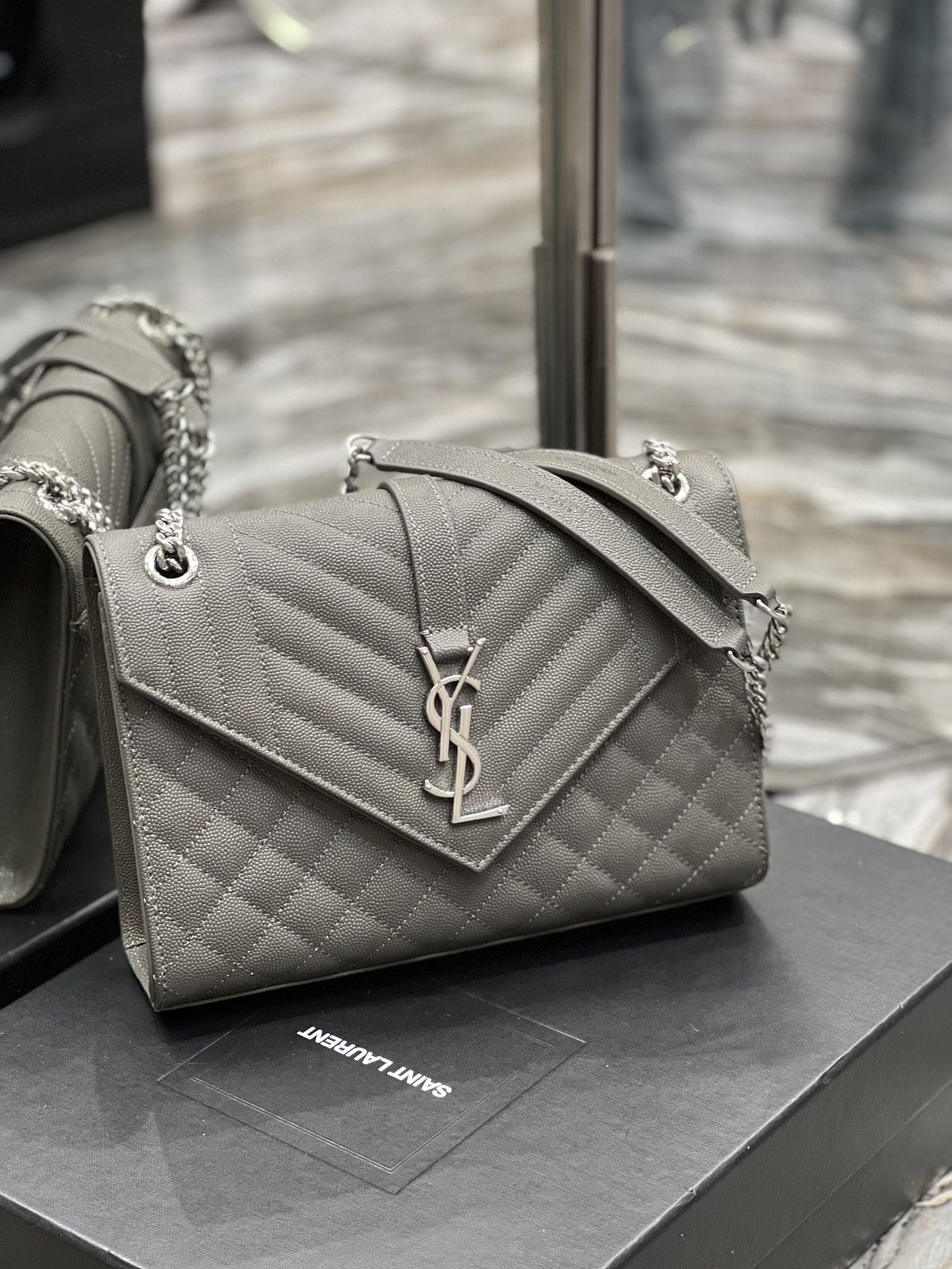Sa1nt Lau*nt Envelope Medium Chain Bag Dark Grey For Women, Women’s Bags 9.4in/24cm Y51